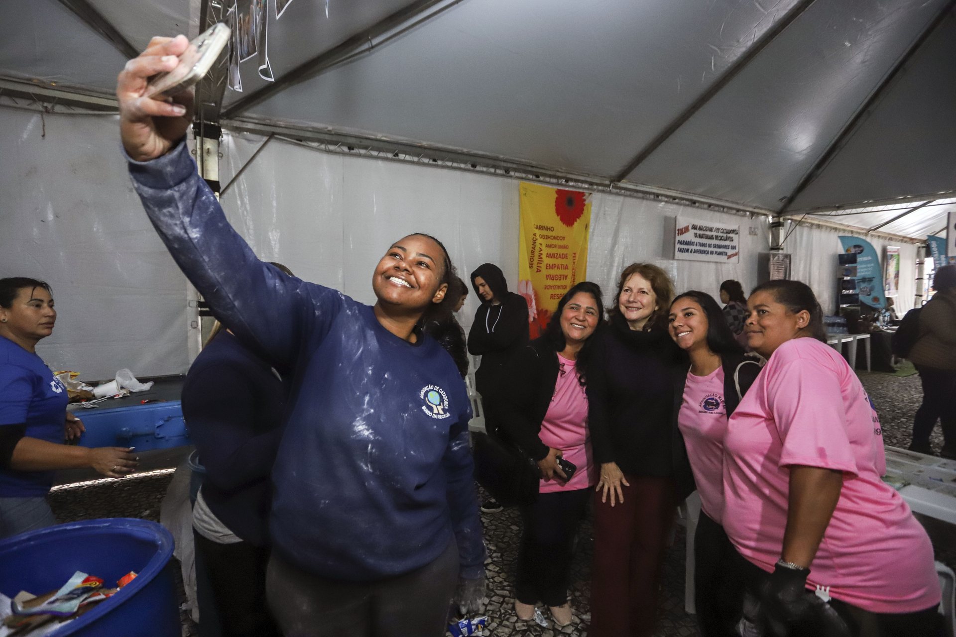 Grupo de catadoras e catadores reunidos em ação da rede de reciclagem em Curitiba